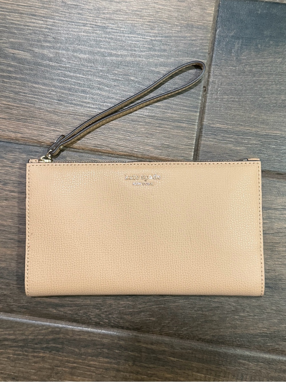 NWOT kate spade Sylvia Large Continental Wrislet in Tan Pebbled Leather